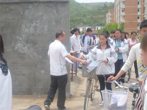 旬邑中学分发宣传资料3.JPG